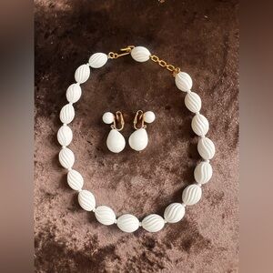 TRIFARI VINTAGE WHITE milk glass GOLD SET NECKLACE + earrings set